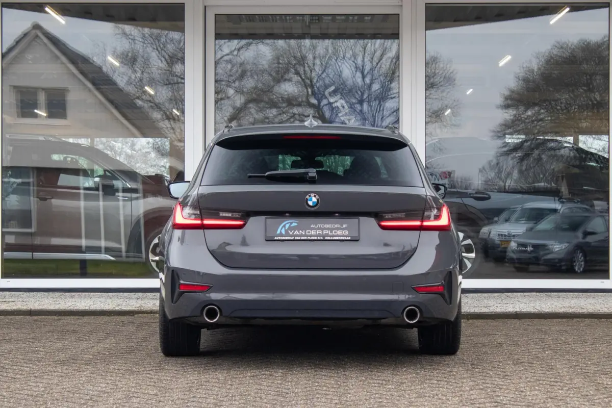 318i Business Edition | Dravitgrau | Navigatie | Lederen bekleding | Sportstoelen | Apple Carplay |
