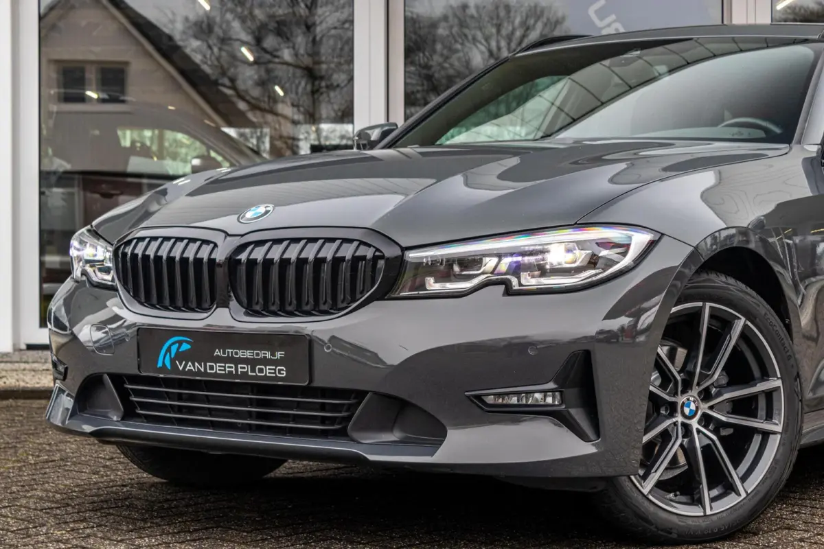 318i Business Edition | Dravitgrau | Navigatie | Lederen bekleding | Sportstoelen | Apple Carplay |