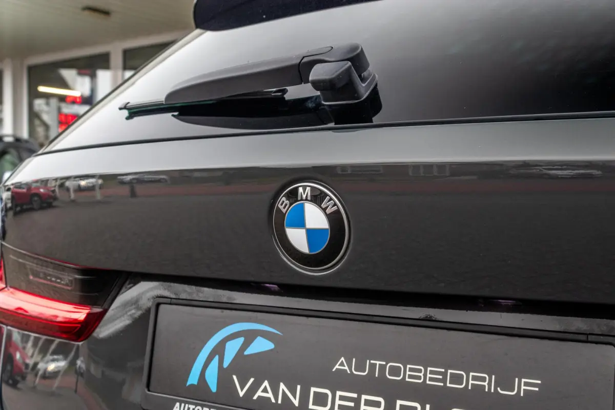 318i Business Edition | Dravitgrau | Navigatie | Lederen bekleding | Sportstoelen | Apple Carplay |