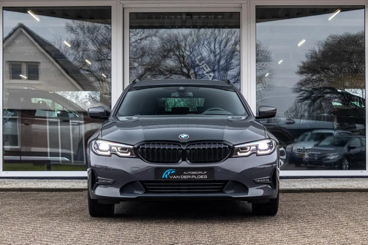 318i Business Edition | Dravitgrau | Navigatie | Lederen bekleding | Sportstoelen | Apple Carplay |