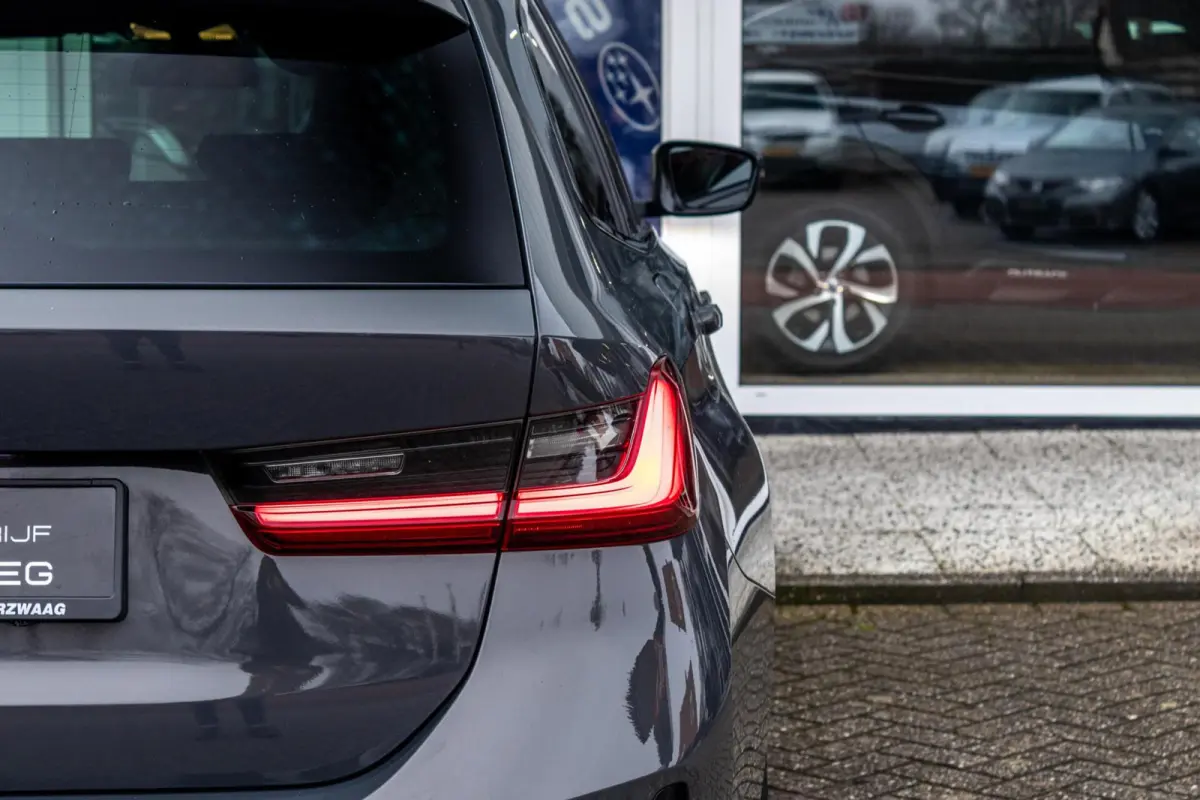 318i Business Edition | Dravitgrau | Navigatie | Lederen bekleding | Sportstoelen | Apple Carplay |