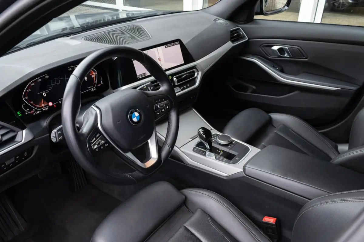 318i Business Edition | Dravitgrau | Navigatie | Lederen bekleding | Sportstoelen | Apple Carplay |