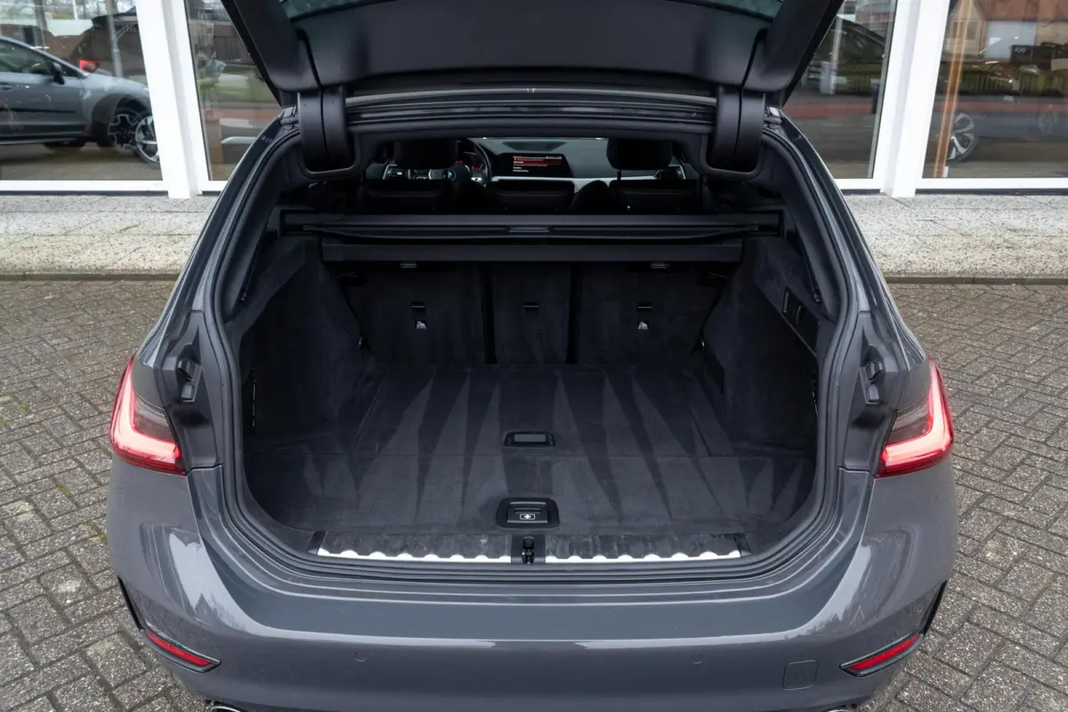 318i Business Edition | Dravitgrau | Navigatie | Lederen bekleding | Sportstoelen | Apple Carplay |