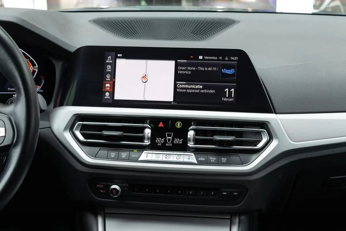 318i Business Edition | Dravitgrau | Navigatie | Lederen bekleding | Sportstoelen | Apple Carplay |