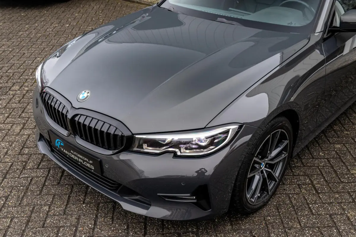 318i Business Edition | Dravitgrau | Navigatie | Lederen bekleding | Sportstoelen | Apple Carplay |