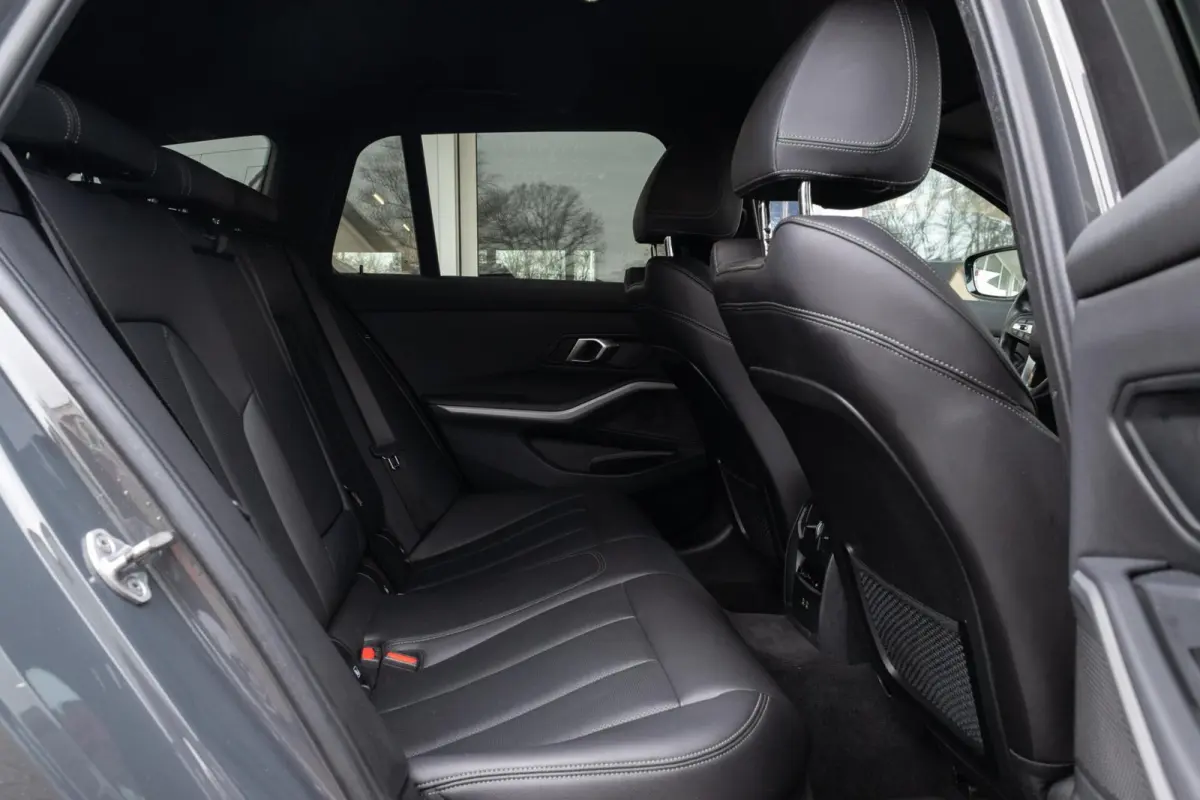 318i Business Edition | Dravitgrau | Navigatie | Lederen bekleding | Sportstoelen | Apple Carplay |