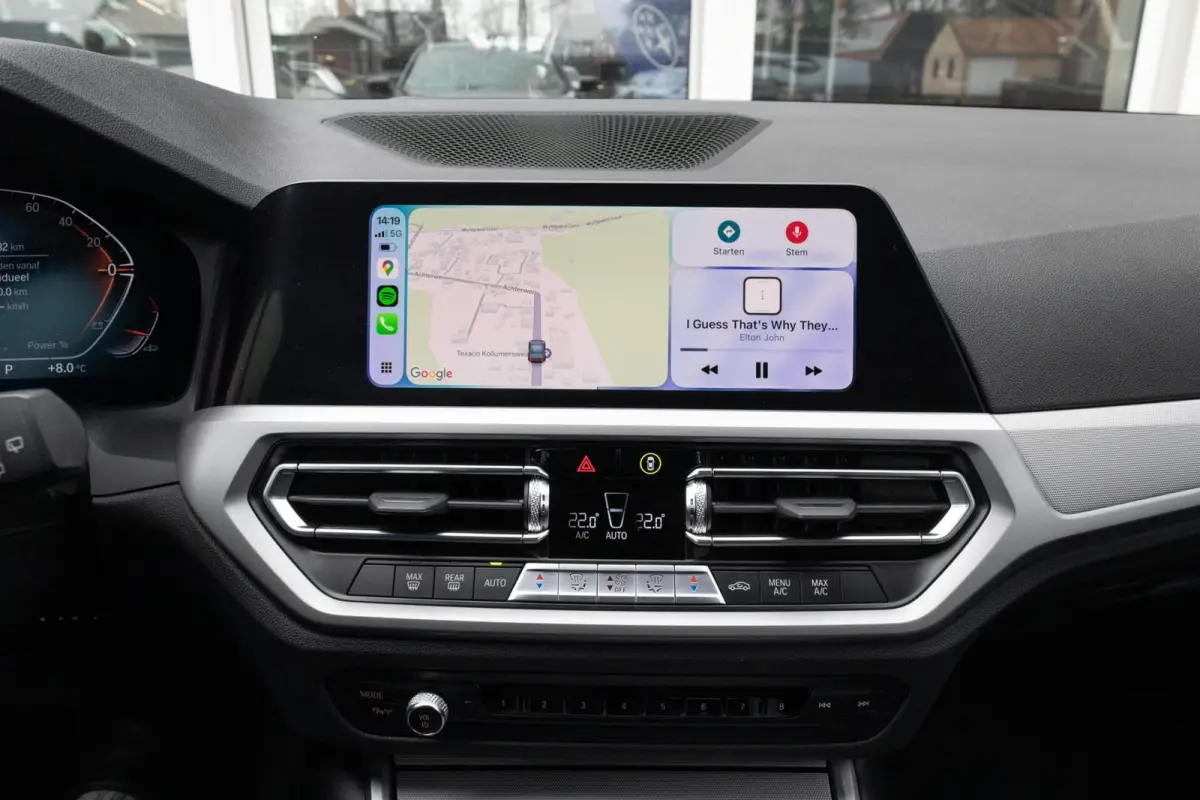 318i Business Edition | Dravitgrau | Navigatie | Lederen bekleding | Sportstoelen | Apple Carplay |