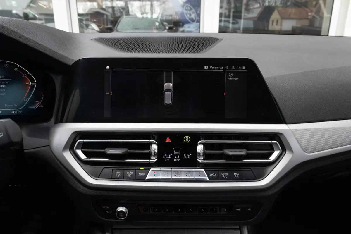 318i Business Edition | Dravitgrau | Navigatie | Lederen bekleding | Sportstoelen | Apple Carplay |