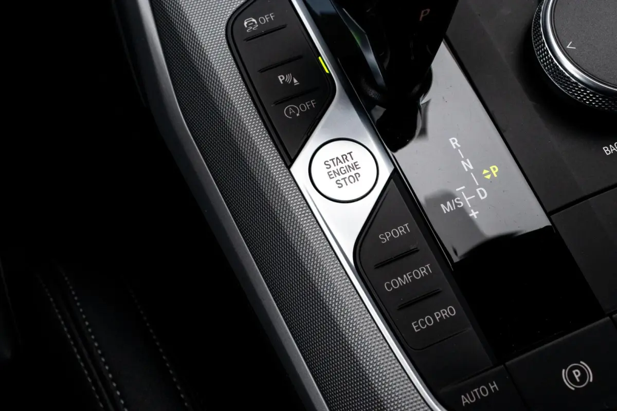 318i Business Edition | Dravitgrau | Navigatie | Lederen bekleding | Sportstoelen | Apple Carplay |