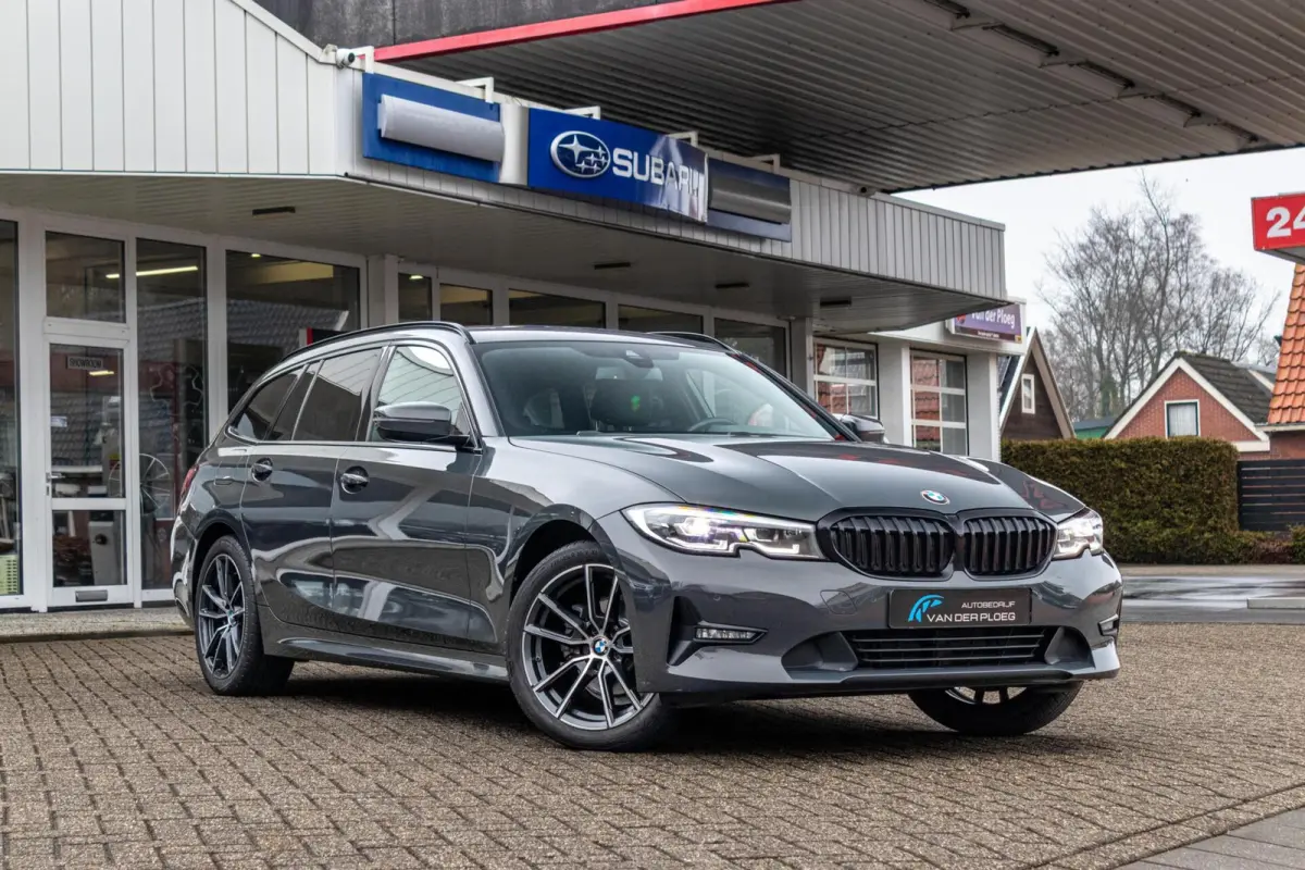 318i Business Edition | Dravitgrau | Navigatie | Lederen bekleding | Sportstoelen | Apple Carplay |