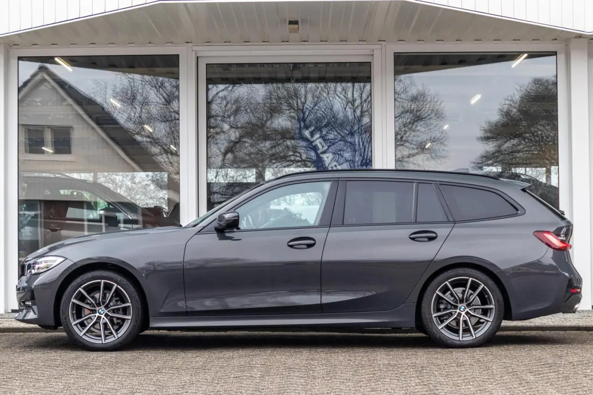 318i Business Edition | Dravitgrau | Navigatie | Lederen bekleding | Sportstoelen | Apple Carplay |