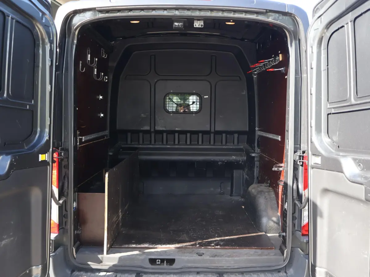 330 2.0 TDCI 130 PK L2H2 DUBBEL CABINE 5-PERS. *85.969 KM* | EURO 6 | TREKHAAK 2650 KG | LMV