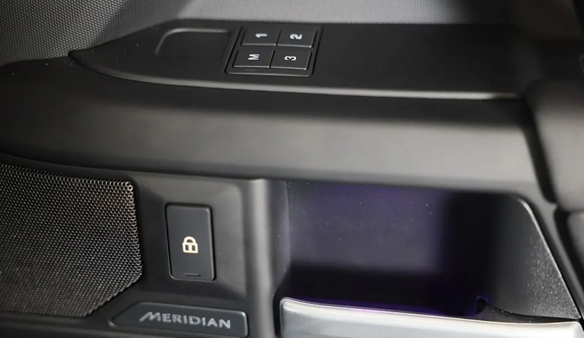 2.0 P300e 110 X-Dynamic SE FACELIFT / Memory / Leder / Meridian / Acc / 360 Camera / Open Panoramadak