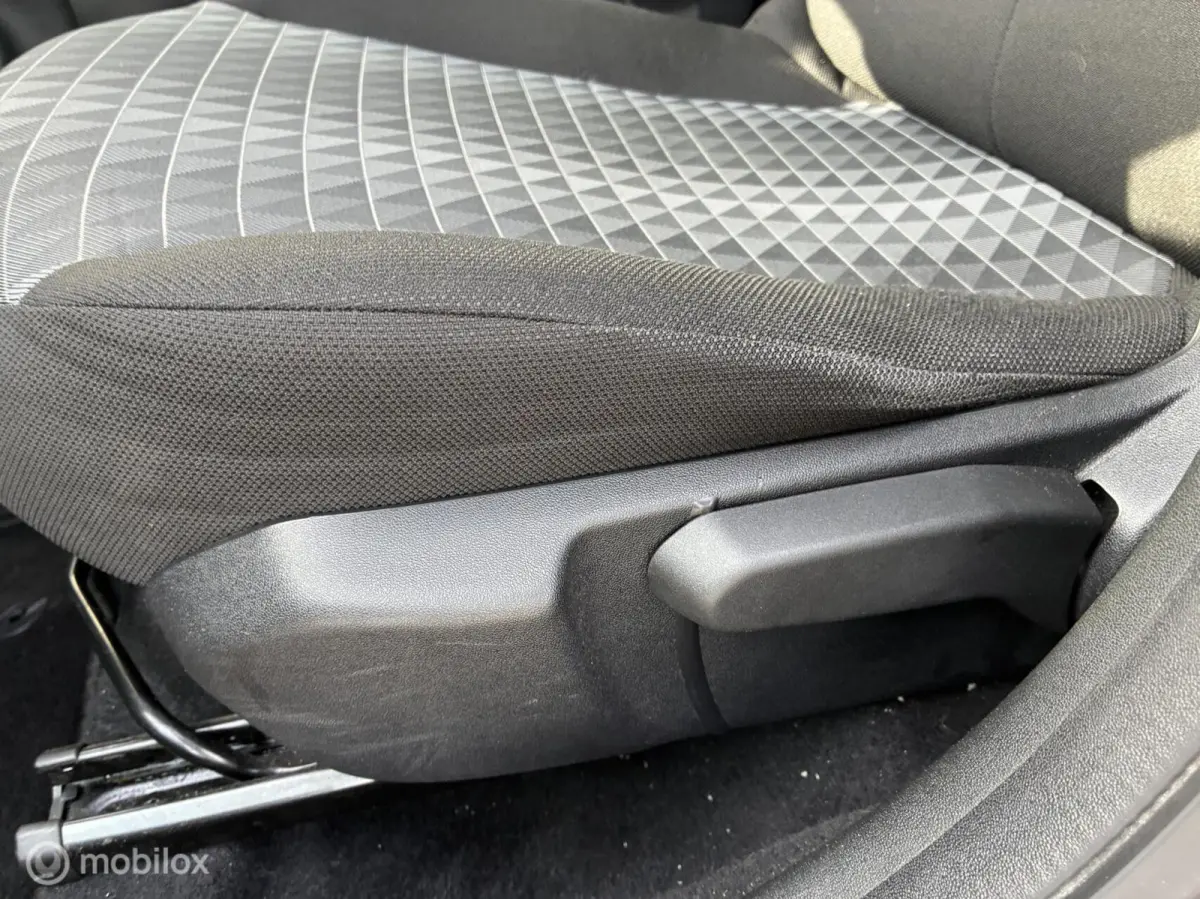 1.0 e-VTi Active | 5-deurs | 09/2021| Zwart | Airco