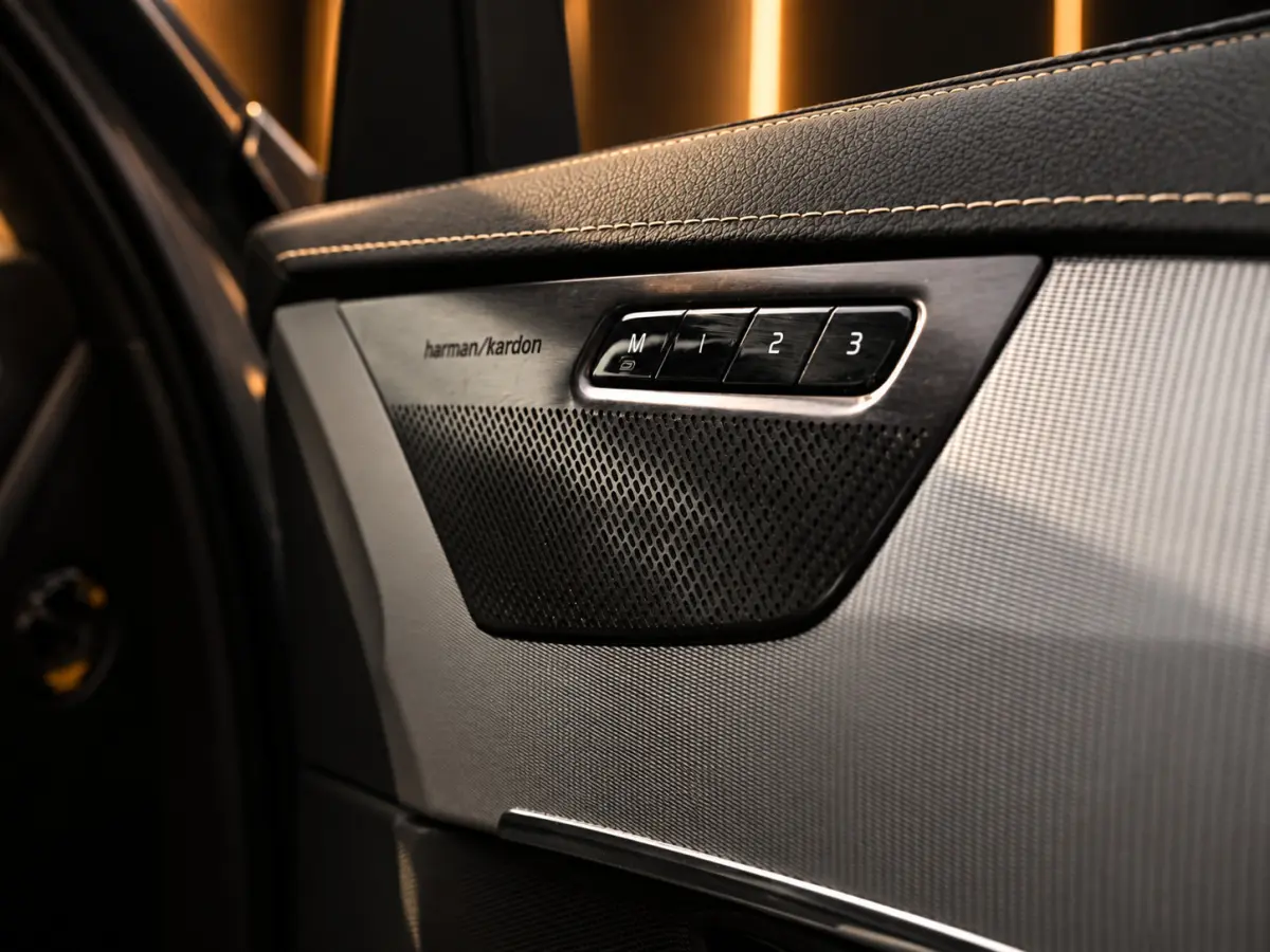 2.0 T8 Recharge AWD R-Design 7 Zits 421PK | Luchtvering | Pano | Memory | Harmon Kardon | Head-Up | 360 | 22'' | Trekhaak | Keyless | Digital Dash | Led | Leder | Stoel voor & achter | Stuur