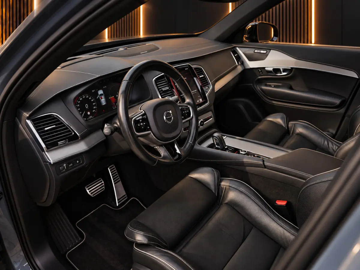2.0 T8 Recharge AWD R-Design 7 Zits 421PK | Luchtvering | Pano | Memory | Harmon Kardon | Head-Up | 360 | 22'' | Trekhaak | Keyless | Digital Dash | Led | Leder | Stoel voor & achter | Stuur
