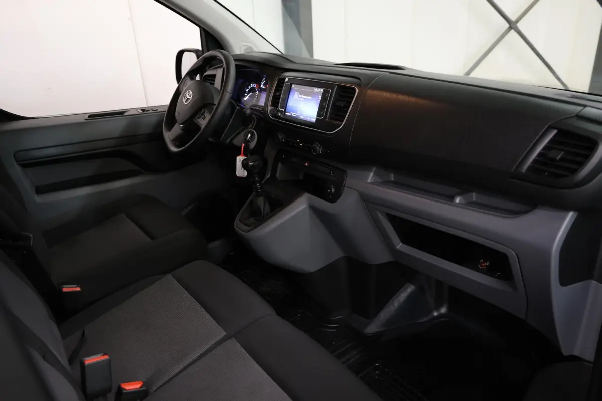 1.5 D-4D L2H1 CARPLAY PDC AIRCO