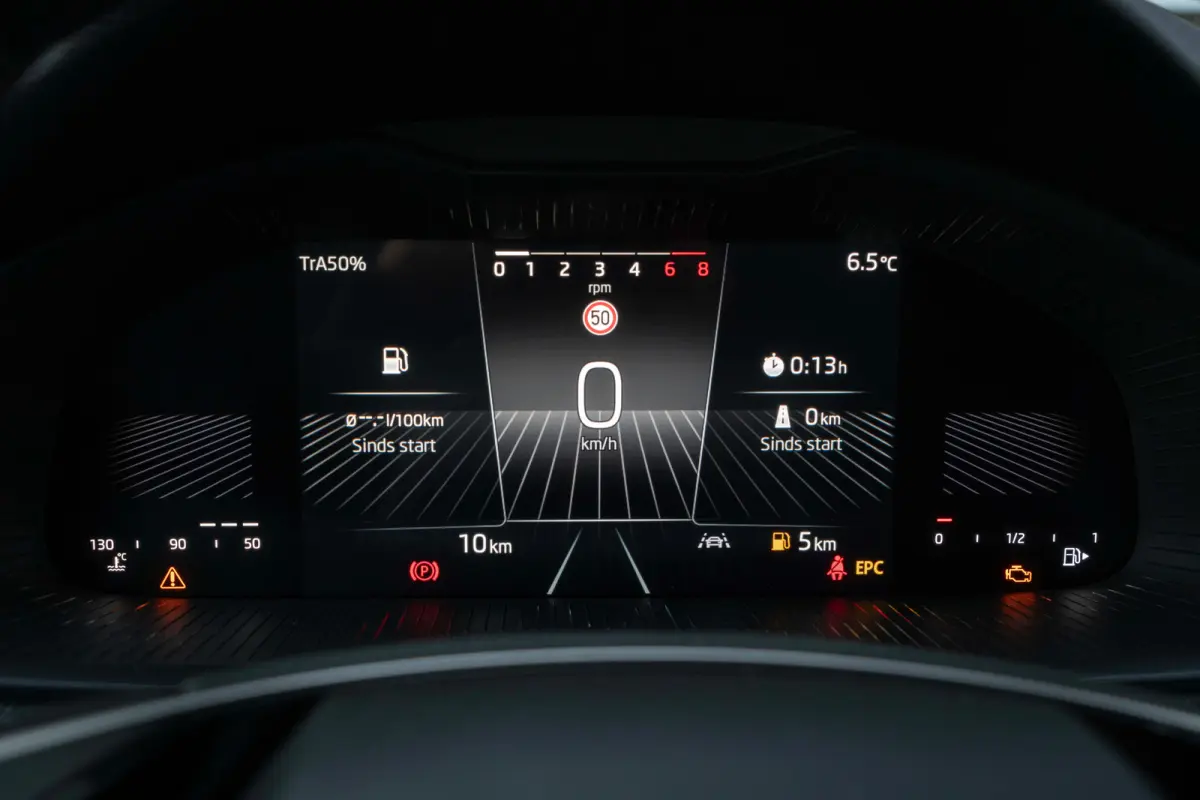 Selection | Cruise control met speedlimiter | Driver Activity Assistant, vermoeidheid waarschuwingssysteem | Front Assist, proactief remsysteem
