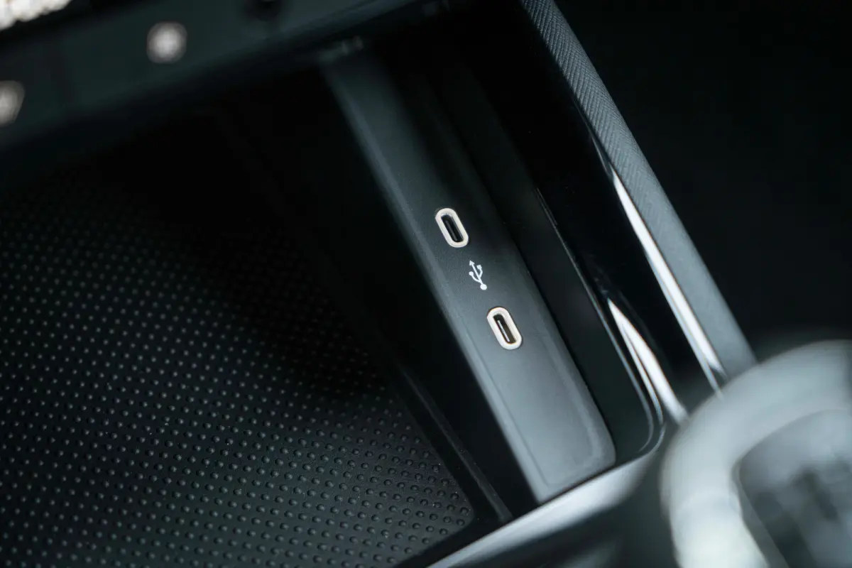 Selection | Cruise control met speedlimiter | Driver Activity Assistant, vermoeidheid waarschuwingssysteem | Front Assist, proactief remsysteem
