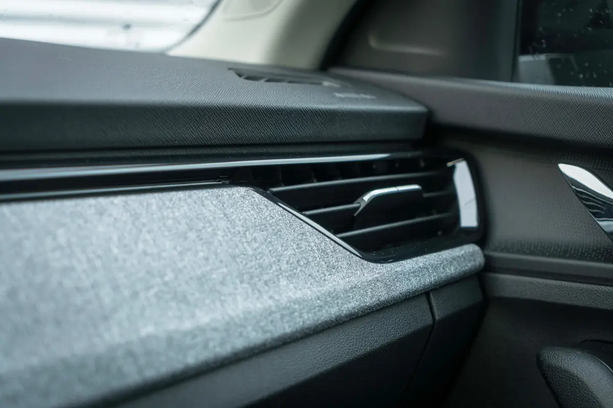 Selection | Cruise control met speedlimiter | Driver Activity Assistant, vermoeidheid waarschuwingssysteem | Front Assist, proactief remsysteem