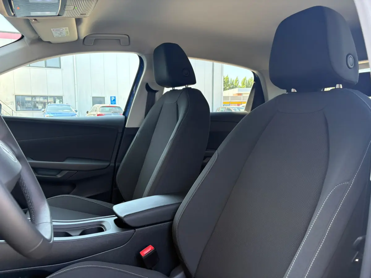 Life First Edition | Airconditioning automatisch, 2-zone (Climatronic) | Automatische afstandsregeling (Adaptive Cruise Control) | Koplampverlichting LED
