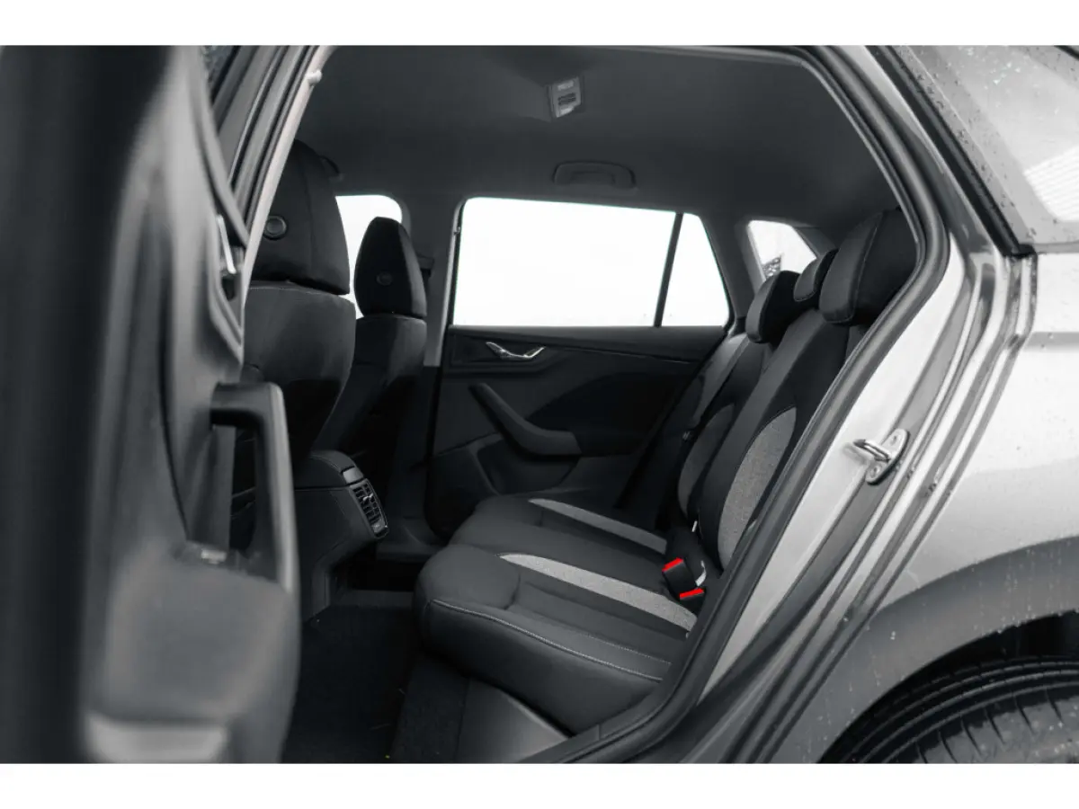 Selection | Cruise control met speedlimiter | Driver Activity Assistant, vermoeidheid waarschuwingssysteem | Front Assist, proactief remsysteem