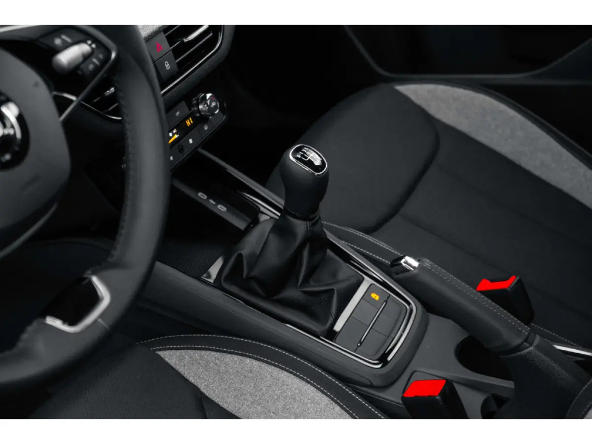 Selection | Cruise control met speedlimiter | Driver Activity Assistant, vermoeidheid waarschuwingssysteem | Front Assist, proactief remsysteem