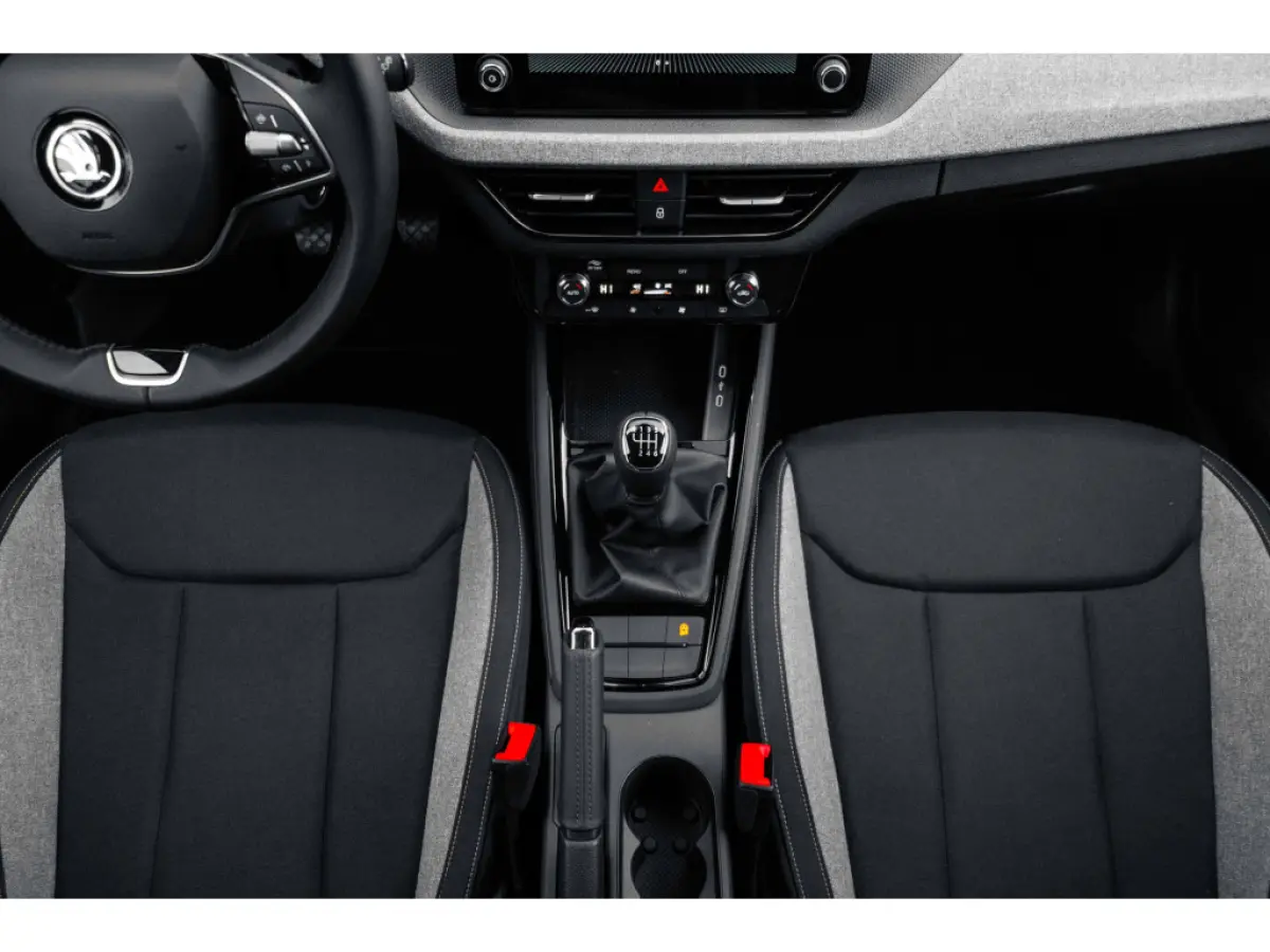 Selection | Cruise control met speedlimiter | Driver Activity Assistant, vermoeidheid waarschuwingssysteem | Front Assist, proactief remsysteem