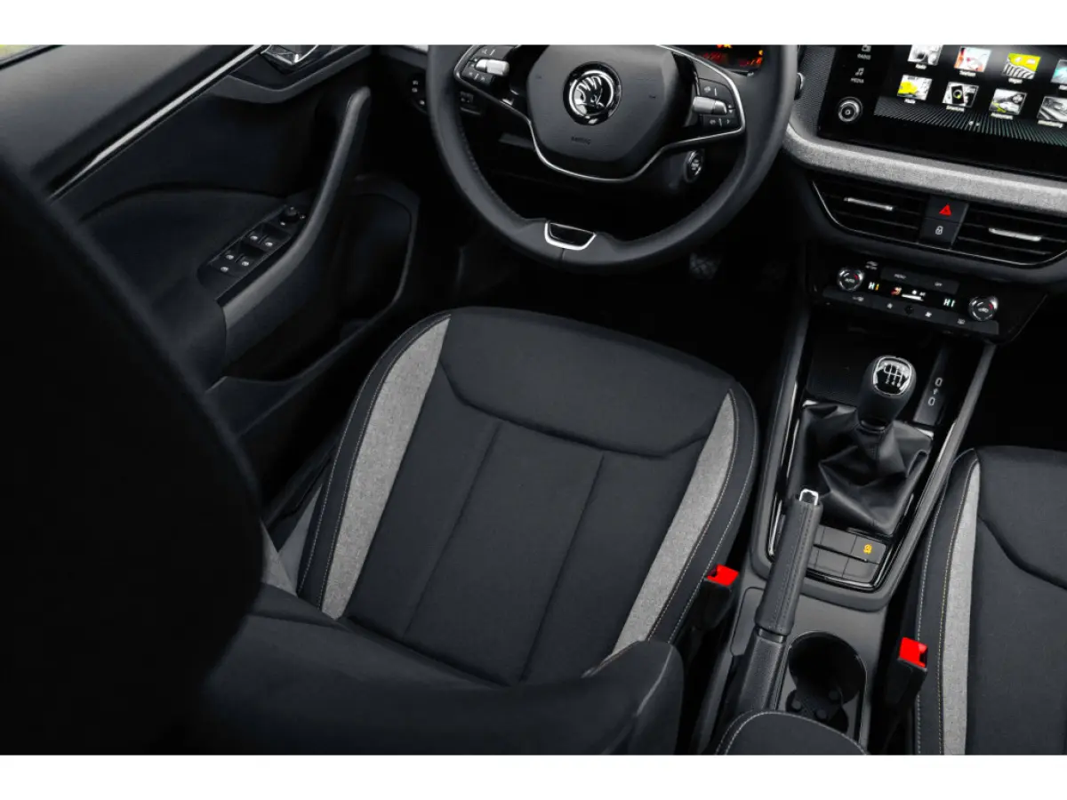 Selection | Cruise control met speedlimiter | Driver Activity Assistant, vermoeidheid waarschuwingssysteem | Front Assist, proactief remsysteem