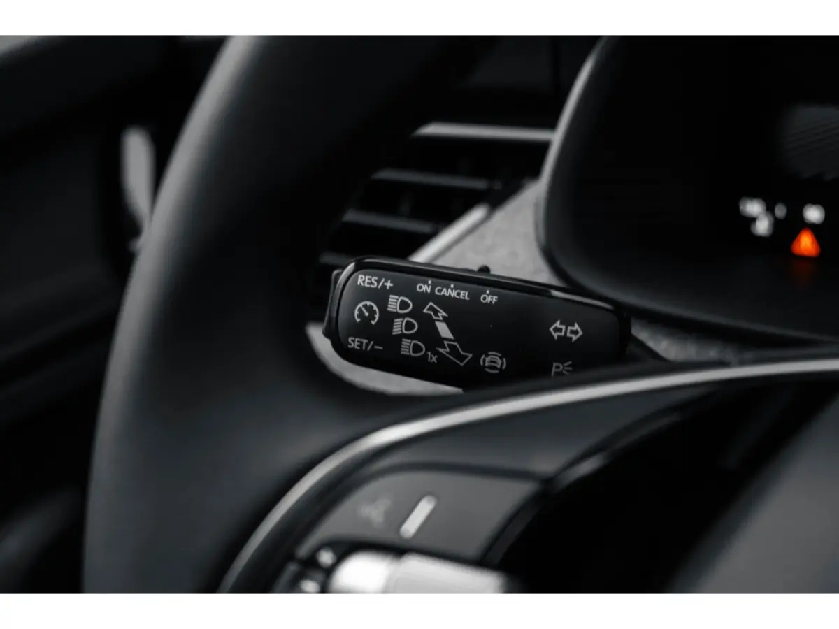 Selection | Cruise control met speedlimiter | Driver Activity Assistant, vermoeidheid waarschuwingssysteem | Front Assist, proactief remsysteem