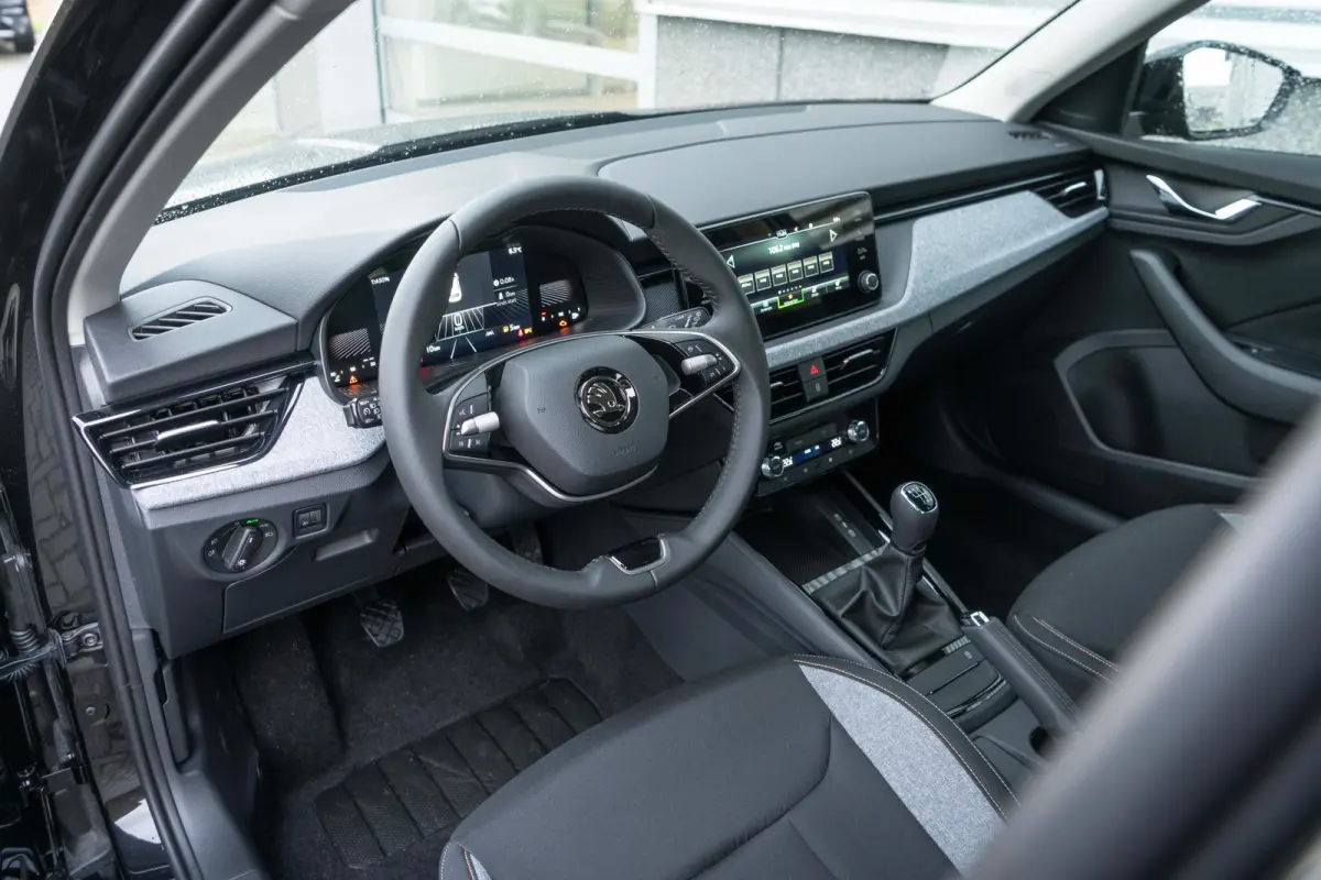 Selection | Cruise control met speedlimiter | Driver Activity Assistant, vermoeidheid waarschuwingssysteem | Front Assist, proactief remsysteem