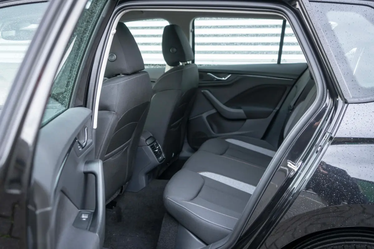 Selection | Cruise control met speedlimiter | Driver Activity Assistant, vermoeidheid waarschuwingssysteem | Front Assist, proactief remsysteem