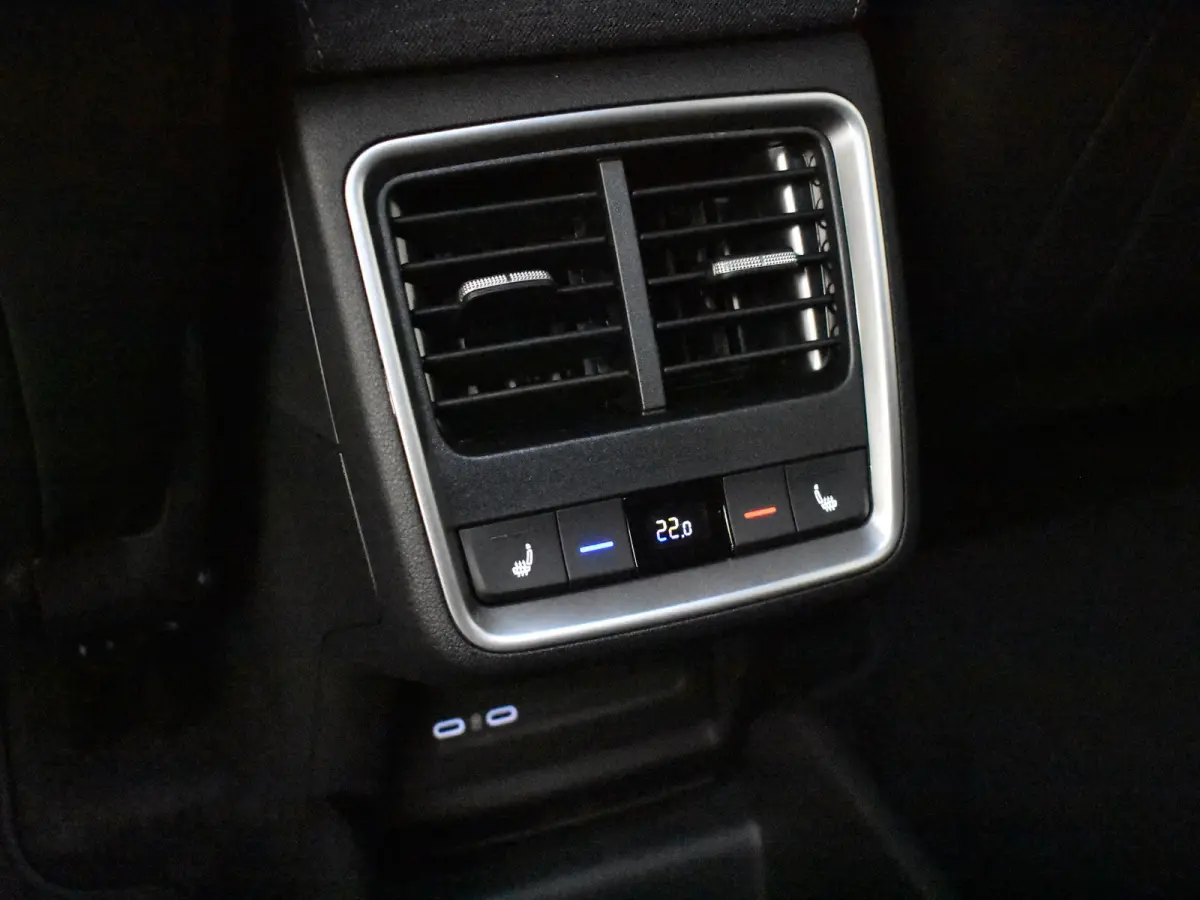 Business Edition | Cruise control met speedlimiter | Driving mode select | LED interieurverlichting inclusief sfeerverlichting