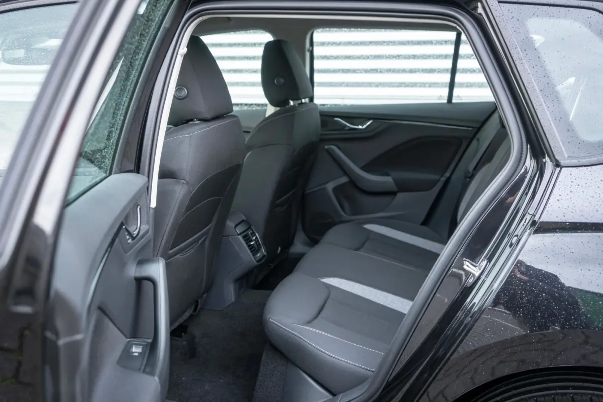 Selection | Cruise control met speedlimiter | Driver Activity Assistant, vermoeidheid waarschuwingssysteem | Front Assist, proactief remsysteem