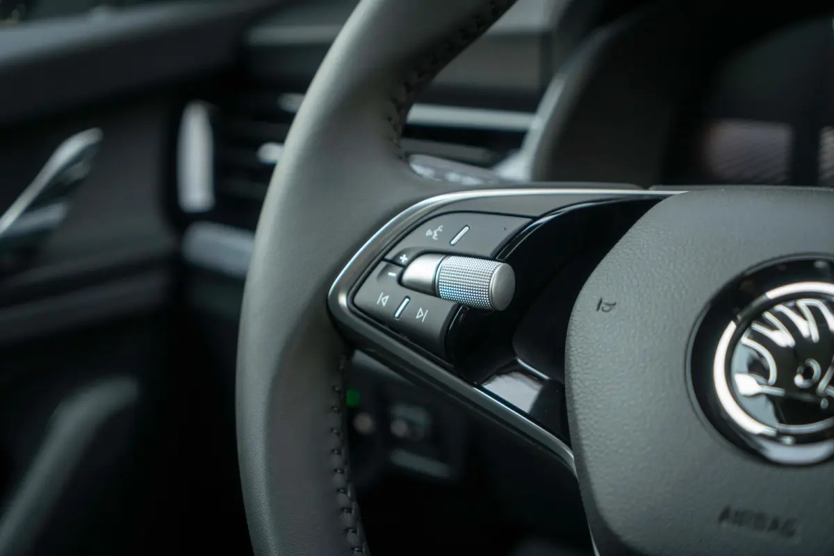 Selection | Cruise control met speedlimiter | Driver Activity Assistant, vermoeidheid waarschuwingssysteem | Front Assist, proactief remsysteem