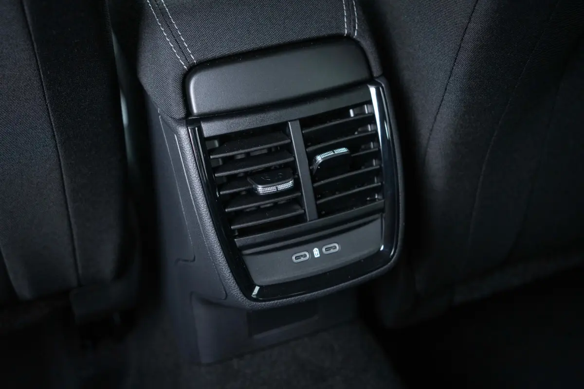 Selection | Cruise control met speedlimiter | Driver Activity Assistant, vermoeidheid waarschuwingssysteem | Front Assist, proactief remsysteem