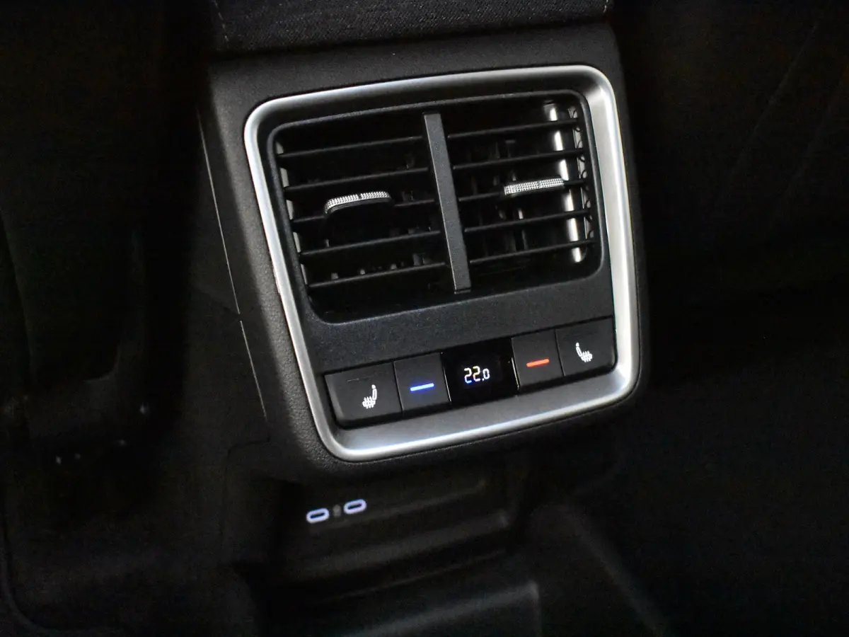 Business Edition | Cruise control met speedlimiter | Driving mode select | LED interieurverlichting inclusief sfeerverlichting