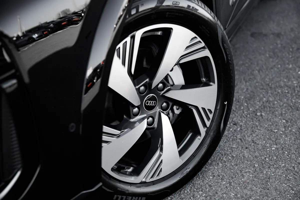 S edition | Adaptive air suspension | Adaptive cruise control | Audi sound system
