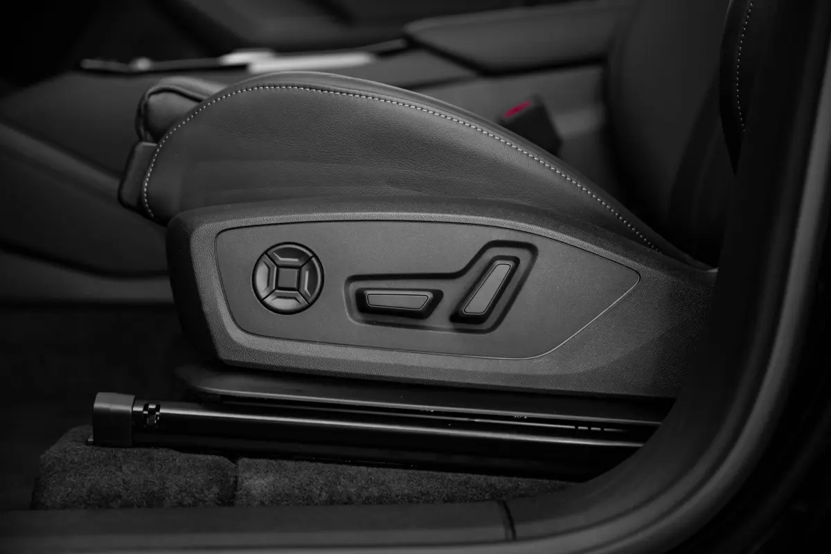 S edition | Adaptive air suspension | Adaptive cruise control | Audi sound system