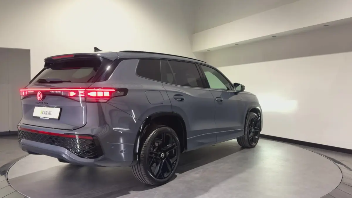1.5 eHybrid R-Line Edition | Trekhaak | H&K Audio | Panoramadak | Black Style | Winterpakket plus