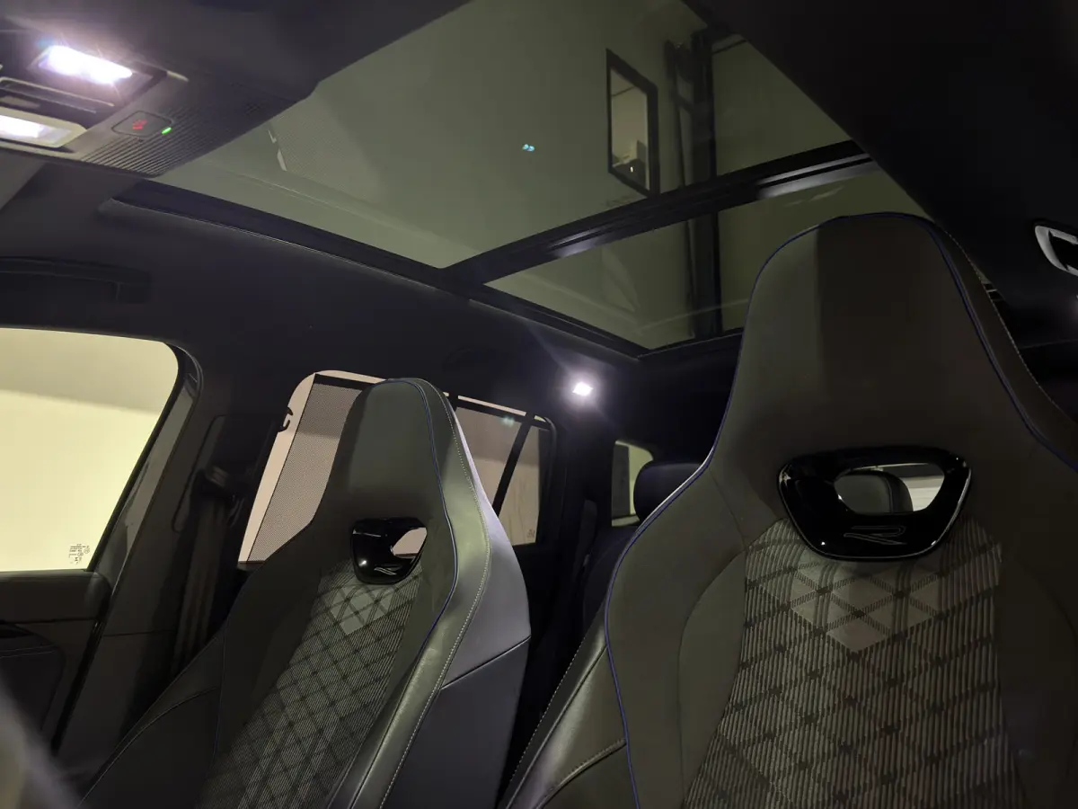 1.5 eHybrid R-Line Edition | Trekhaak | H&K Audio | Panoramadak | Black Style | Winterpakket plus