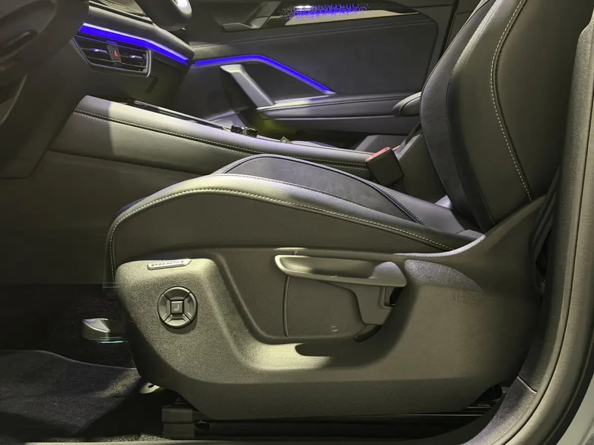 1.5 eHybrid R-Line Edition | Trekhaak | H&K Audio | Panoramadak | Black Style | Winterpakket plus