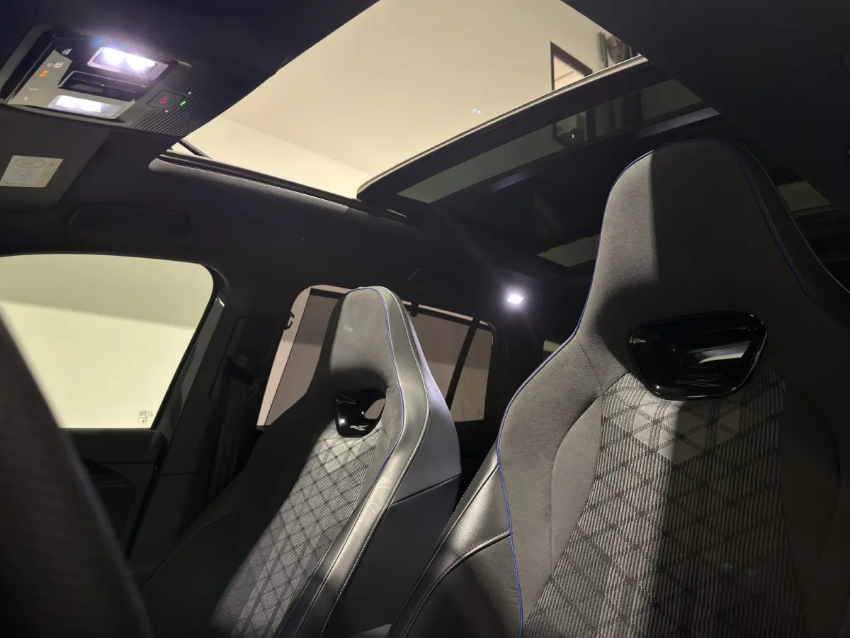1.5 eHybrid R-Line Edition | Trekhaak | H&K Audio | Panoramadak | Black Style | Winterpakket plus