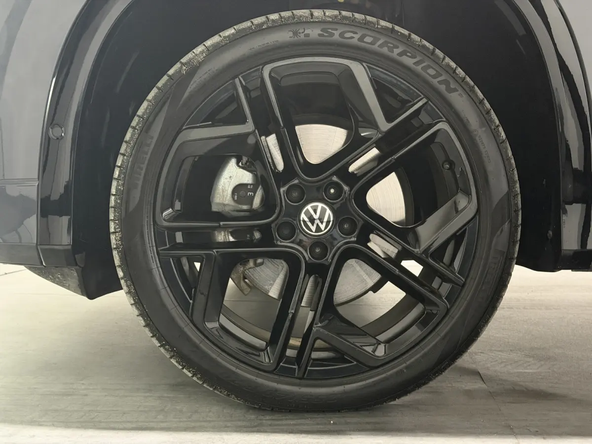 1.5 eHybrid R-Line Edition | Trekhaak | H&K Audio | Panoramadak | Black Style | Winterpakket plus