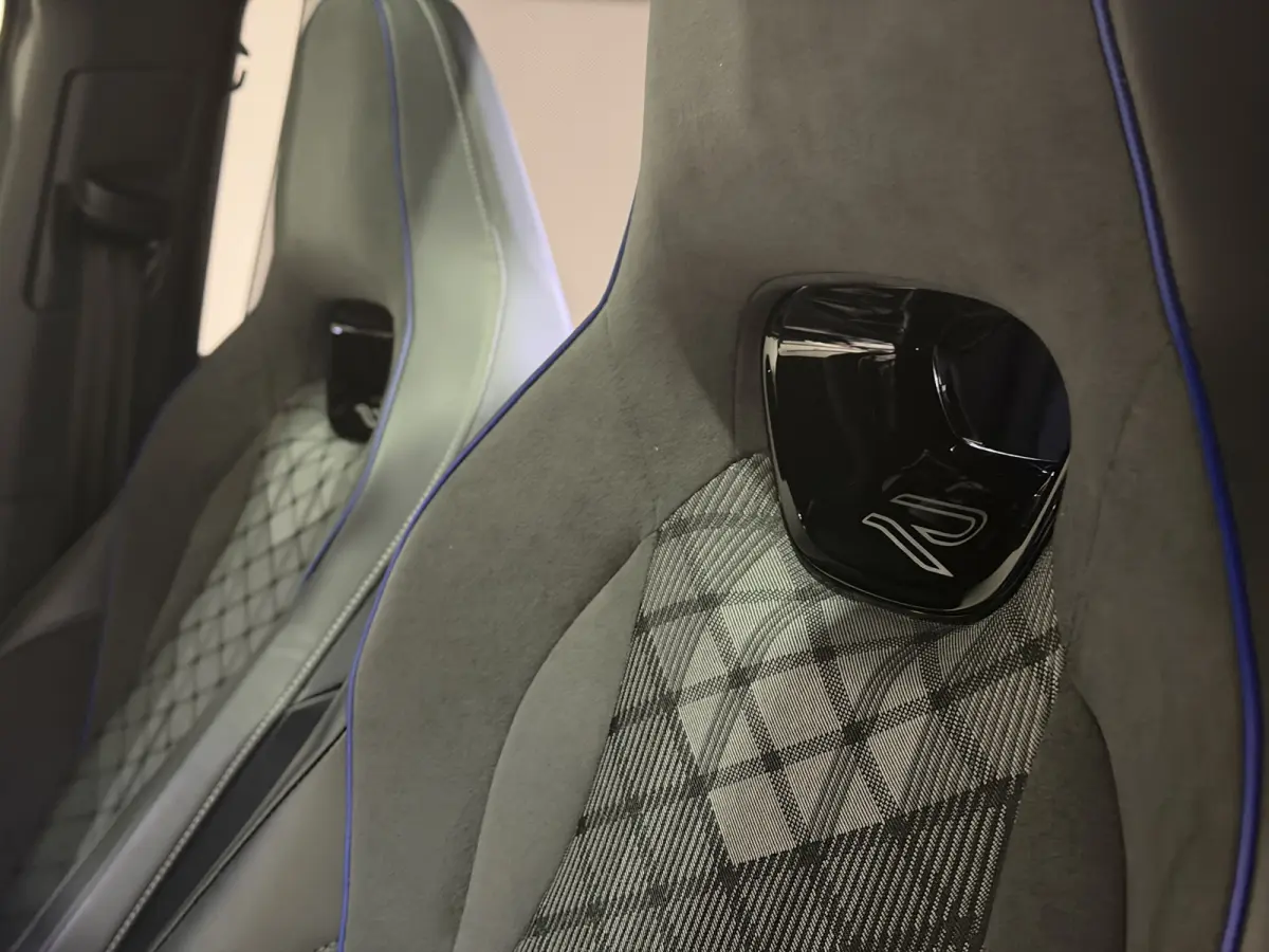 1.5 eHybrid R-Line Edition | Trekhaak | H&K Audio | Panoramadak | Black Style | Winterpakket plus
