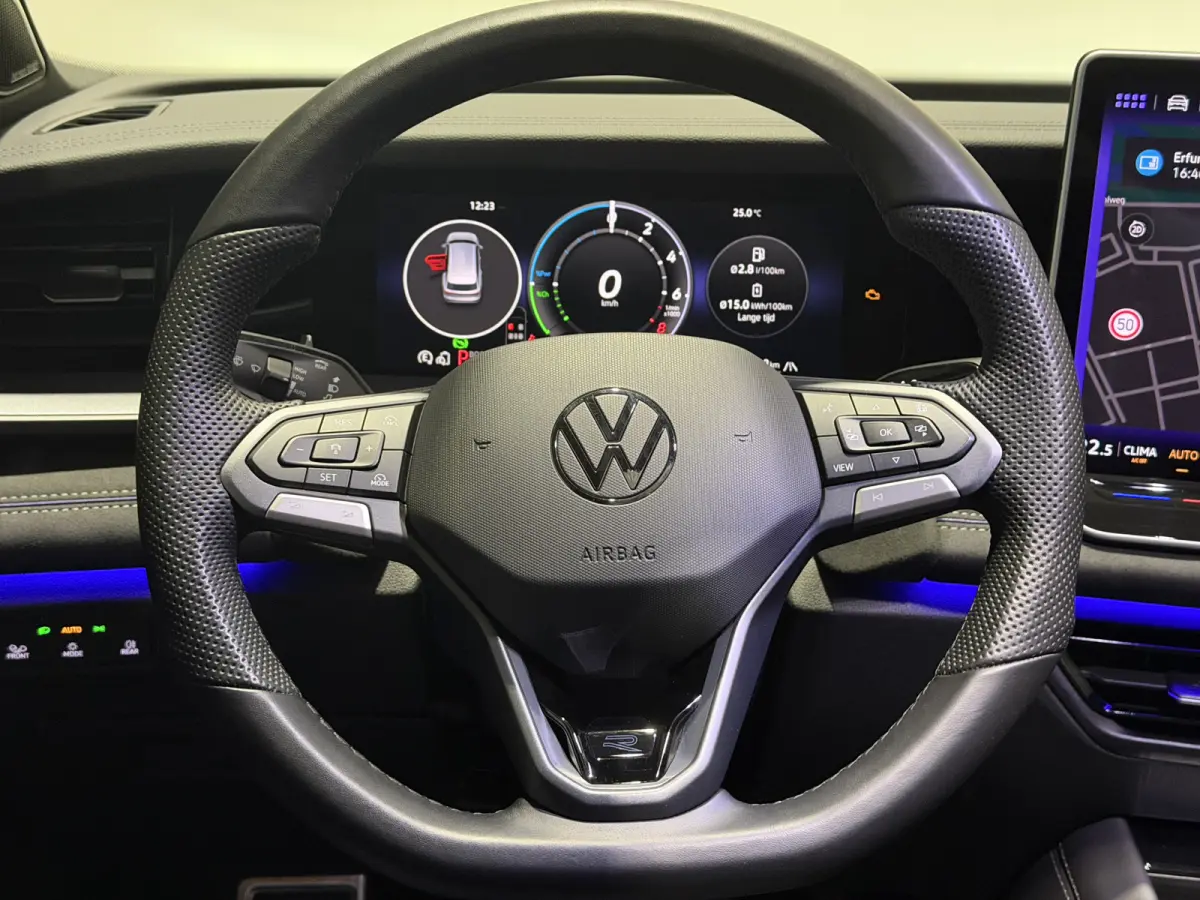 1.5 eHybrid R-Line Edition | Trekhaak | H&K Audio | Panoramadak | Black Style | Winterpakket plus