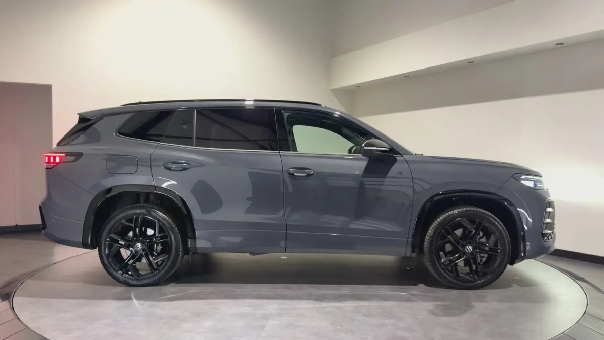 1.5 eHybrid R-Line Edition | Trekhaak | H&K Audio | Panoramadak | Black Style | Winterpakket plus