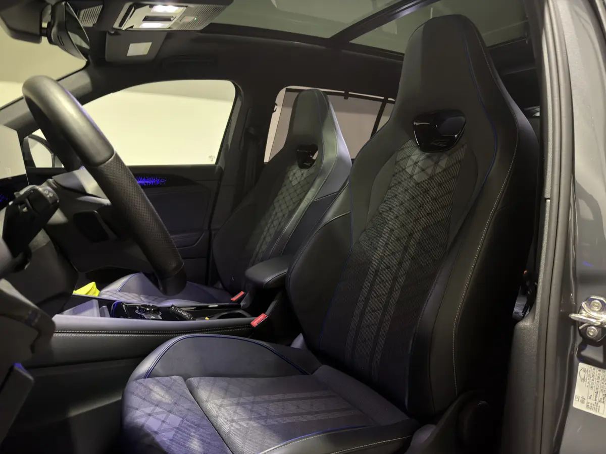 1.5 eHybrid R-Line Edition | Trekhaak | H&K Audio | Panoramadak | Black Style | Winterpakket plus