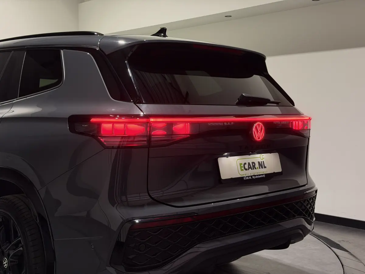 1.5 eHybrid R-Line Edition | Trekhaak | H&K Audio | Panoramadak | Black Style | Winterpakket plus