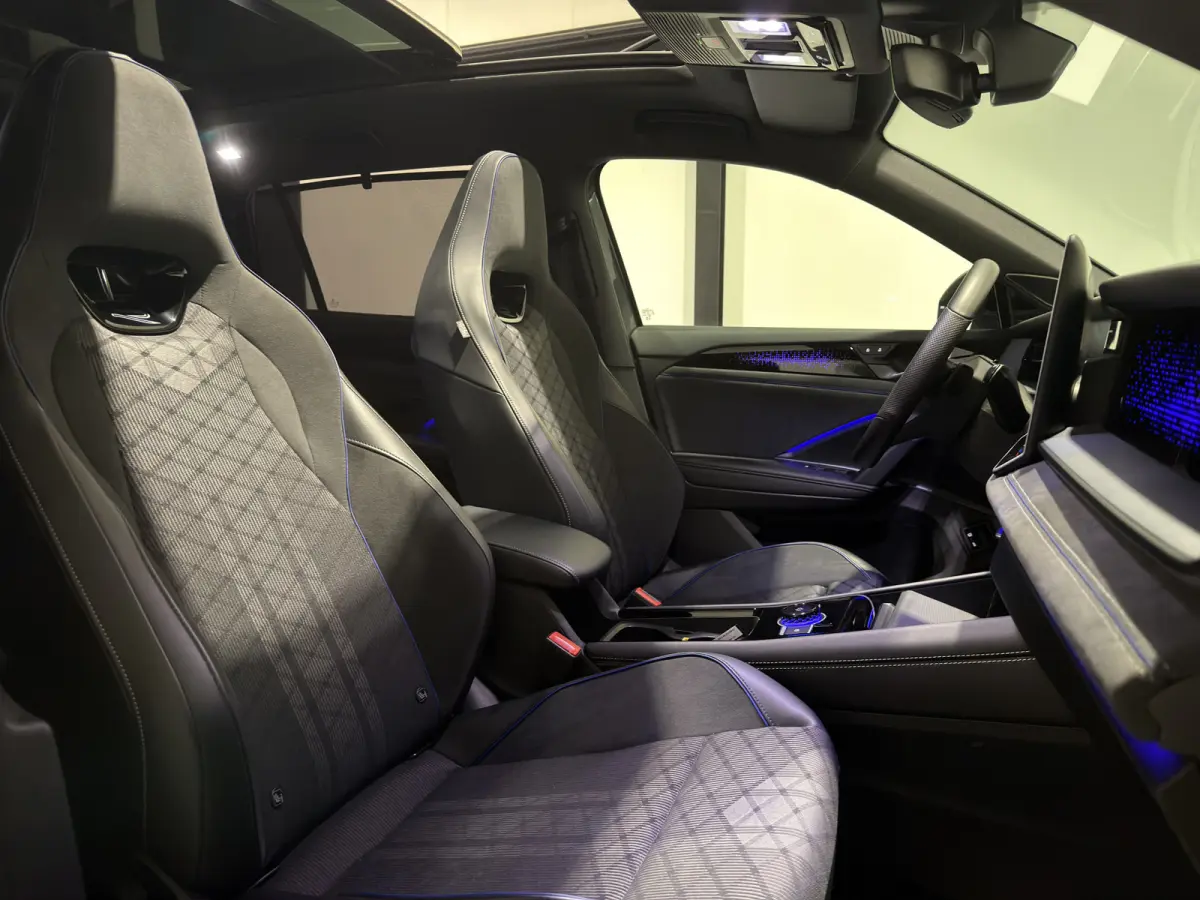 1.5 eHybrid R-Line Edition | Trekhaak | H&K Audio | Panoramadak | Black Style | Winterpakket plus
